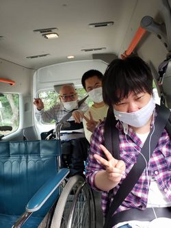 (写真)微笑む仲間たち 行事写真