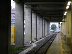 駅のホームにて